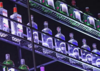 Governo do RJ recebe antídotos para intoxicação por metanol. Secretária de Saúde monitora casos e intensifica fiscalização de bebidas adulteradas.