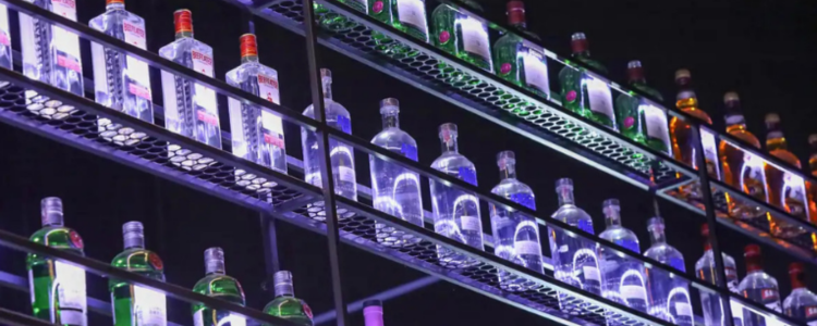 Governo do RJ recebe antídotos para intoxicação por metanol. Secretária de Saúde monitora casos e intensifica fiscalização de bebidas adulteradas.