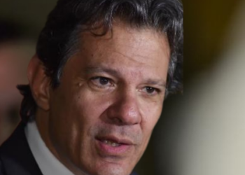 O ministro Fernando Haddad afirmou que o Brasil vai apresentar aos Estados Unidos argumentos técnicos e econômicos para reverter o tarifaço de até 40% sobre exportações nacionais, que impacta consumidores americanos.