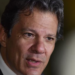 O ministro Fernando Haddad afirmou que o Brasil vai apresentar aos Estados Unidos argumentos técnicos e econômicos para reverter o tarifaço de até 40% sobre exportações nacionais, que impacta consumidores americanos.