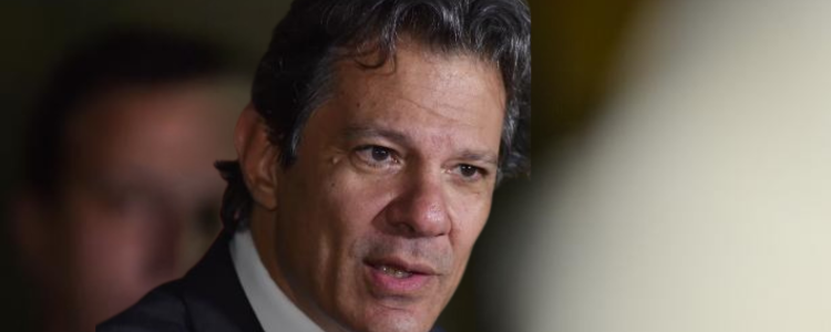O ministro Fernando Haddad afirmou que o Brasil vai apresentar aos Estados Unidos argumentos técnicos e econômicos para reverter o tarifaço de até 40% sobre exportações nacionais, que impacta consumidores americanos.