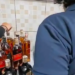 A Secretaria de Saúde do Rio de Janeiro monitora casos suspeitos de intoxicação por metanol em três municípios. População deve evitar bebidas sem procedência e buscar atendimento em caso de sintomas.