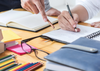 Levantamento internacional da OCDE mostra que 56% dos professores brasileiros do ensino fundamental já utilizam inteligência artificial em sala de aula — percentual acima da média global e sinal de transformação no ensino.