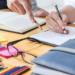 Levantamento internacional da OCDE mostra que 56% dos professores brasileiros do ensino fundamental já utilizam inteligência artificial em sala de aula — percentual acima da média global e sinal de transformação no ensino.
