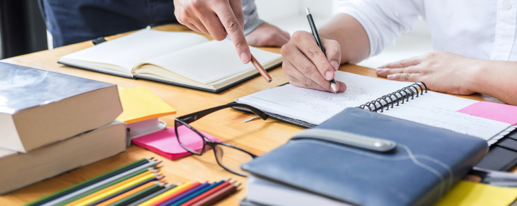 Levantamento internacional da OCDE mostra que 56% dos professores brasileiros do ensino fundamental já utilizam inteligência artificial em sala de aula — percentual acima da média global e sinal de transformação no ensino.
