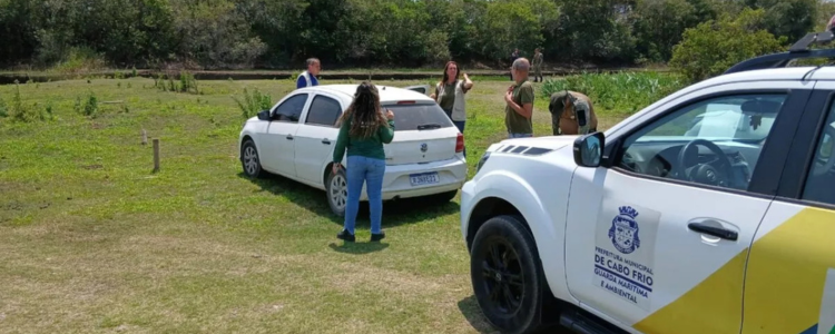 Prefeitura de Cabo Frio realiza operação em Tamoios e identifica loteamentos e construções irregulares em áreas de preservação do Rio Una. Ação contou com apoio do Ministério Público e Guarda Ambiental.