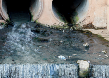 O Ministério Público do Rio instaurou inquérito para investigar a concessionária Águas do Rio por supostos tamponamentos de esgoto que podem ter causado danos ambientais e afetado consumidores cariocas.