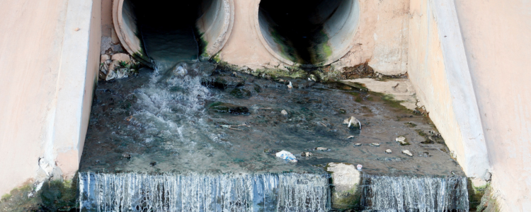 O Ministério Público do Rio instaurou inquérito para investigar a concessionária Águas do Rio por supostos tamponamentos de esgoto que podem ter causado danos ambientais e afetado consumidores cariocas.