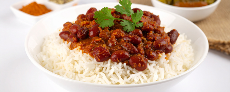 Dados da Embrapa e Conab mostram queda contínua no consumo de arroz e feijão, enquanto nutricionistas alertam para o impacto na saúde e na tradição alimentar brasileira.