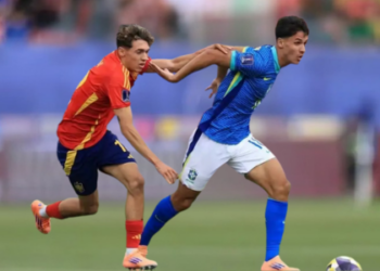 Brasil perde para a Espanha por 1 a 0 e é eliminado pela primeira vez na fase de grupos do Mundial Sub-20. Campanha teve um empate e duas derrotas.