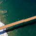 Rio das Ostras inicia obras no Píer do Emissário, em Costazul. Estrutura recebe melhorias em piso, iluminação e acessibilidade, com entrega prevista até o fim do ano.