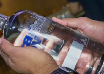 A PMDF encontrou um laboratório clandestino para falsificação de bebidas alcoólicas em Sobradinho dos Melos. Ação ocorre após aumento de intoxicações por metanol em 12 estados.