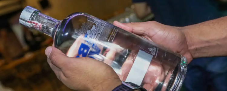 A PMDF encontrou um laboratório clandestino para falsificação de bebidas alcoólicas em Sobradinho dos Melos. Ação ocorre após aumento de intoxicações por metanol em 12 estados.