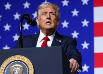 Trump defende vistos de trabalho para estrangeiros e afirma que a economia dos EUA depende de mão de obra qualificada.