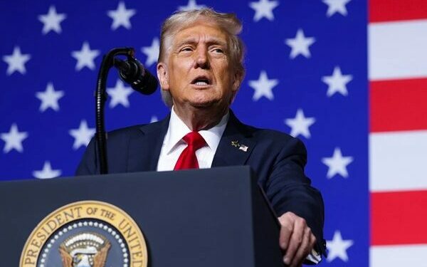 Trump defende vistos de trabalho para estrangeiros e afirma que a economia dos EUA depende de mão de obra qualificada.
