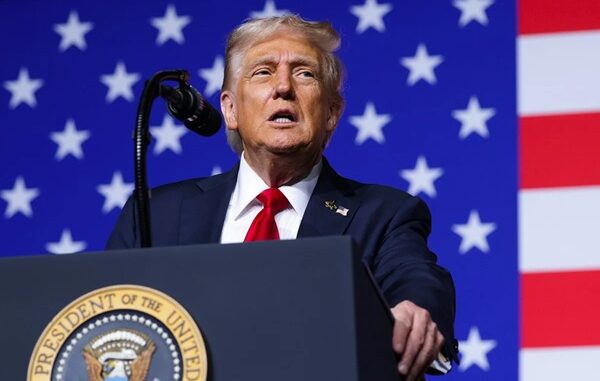 Trump defende vistos de trabalho para estrangeiros e afirma que a economia dos EUA depende de mão de obra qualificada.