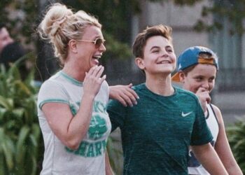 Kevin Federline relata em novo livro que Britney Spears observava os filhos com uma faca e diz temer por sua saúde mental.