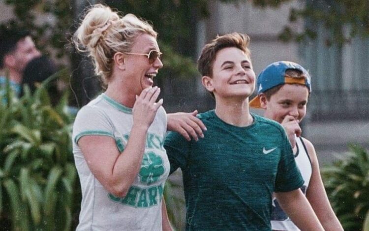 Kevin Federline relata em novo livro que Britney Spears observava os filhos com uma faca e diz temer por sua saúde mental.