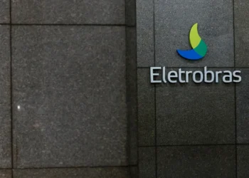 Eletrobras vende participação na Eletronuclear à J&F por R$ 535 milhões e transfere obrigações financeiras.