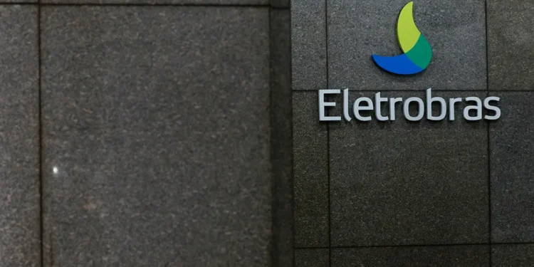 Eletrobras vende participação na Eletronuclear à J&F por R$ 535 milhões e transfere obrigações financeiras.
