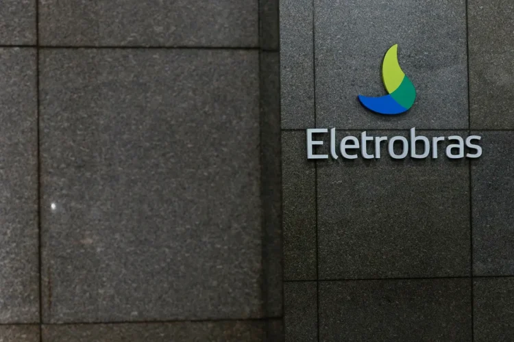 Eletrobras vende participação na Eletronuclear à J&F por R$ 535 milhões e transfere obrigações financeiras.