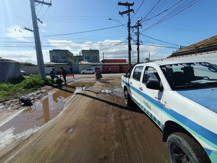 Rio das Ostras multa Rio+ Saneamento por vazamento de esgoto em via pública