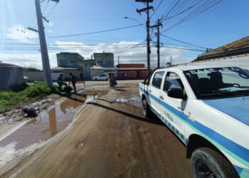 Rio das Ostras multa Rio+ Saneamento por vazamento de esgoto em via pública