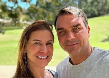 Justiça determina indenização a Flávio e Fernanda Bolsonaro por falha em transporte aéreo.
