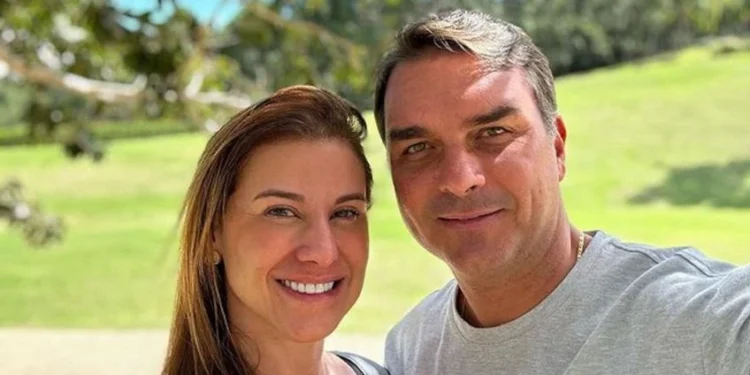 Justiça determina indenização a Flávio e Fernanda Bolsonaro por falha em transporte aéreo.