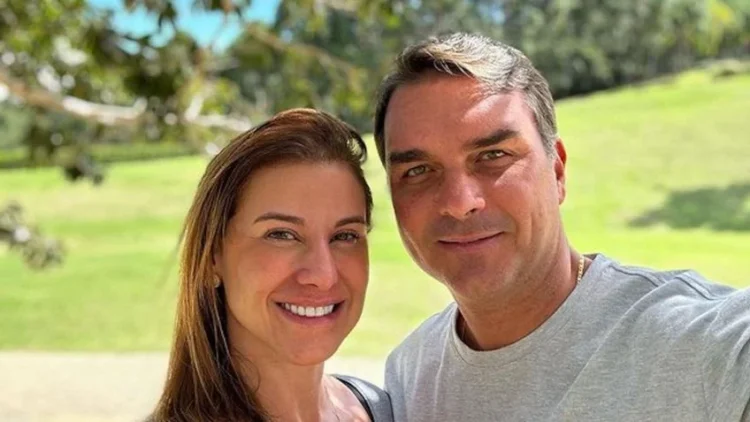 Justiça determina indenização a Flávio e Fernanda Bolsonaro por falha em transporte aéreo.
