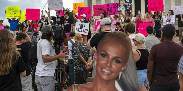 Federline descreve comportamentos preocupantes de Britney Spears e critica o movimento “Free Britney”.