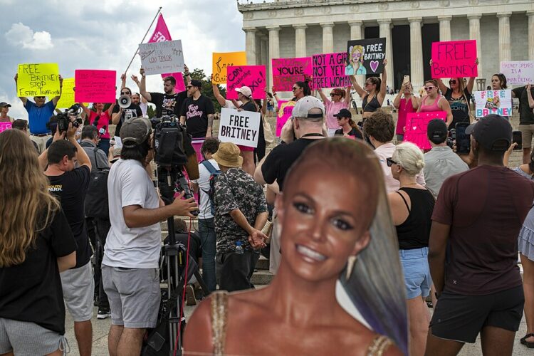 Federline descreve comportamentos preocupantes de Britney Spears e critica o movimento “Free Britney”.