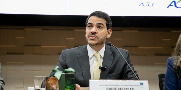 Senadores evangélicos se dividem sobre a possível indicação de Jorge Messias ao STF, vista como aceno político de Lula.