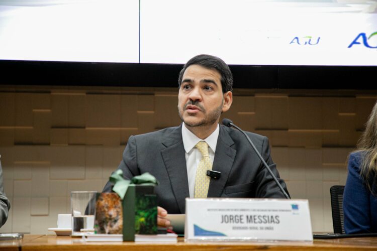 Senadores evangélicos se dividem sobre a possível indicação de Jorge Messias ao STF, vista como aceno político de Lula.