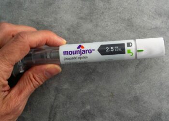 A Anvisa aprovou o Mounjaro para tratar apneia do sono em adultos obesos. O medicamento reduz as pausas respiratórias e promove perda de peso.