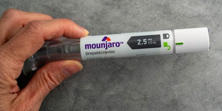 A Anvisa aprovou o Mounjaro para tratar apneia do sono em adultos obesos. O medicamento reduz as pausas respiratórias e promove perda de peso.