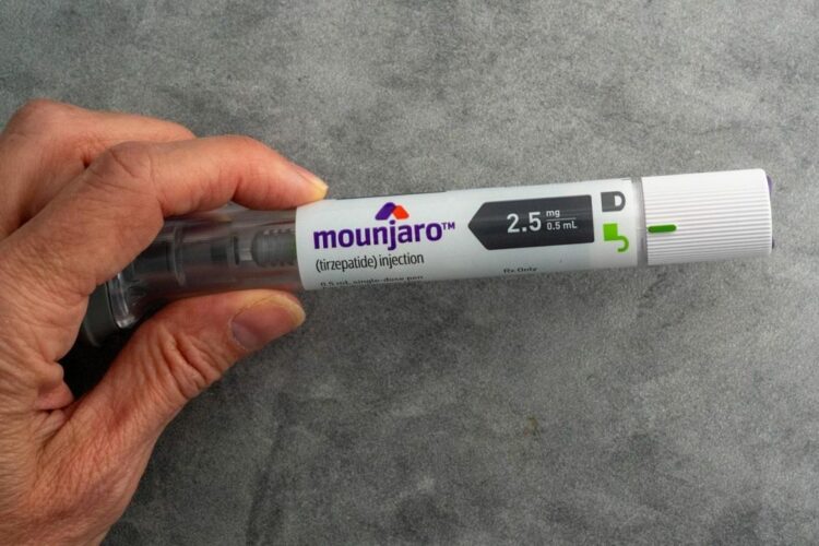 A Anvisa aprovou o Mounjaro para tratar apneia do sono em adultos obesos. O medicamento reduz as pausas respiratórias e promove perda de peso.