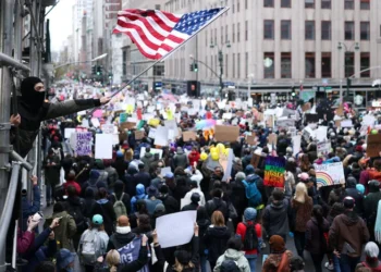 Milhões de americanos protestam contra Trump em todos os estados dos EUA sob o lema “No Kings”
