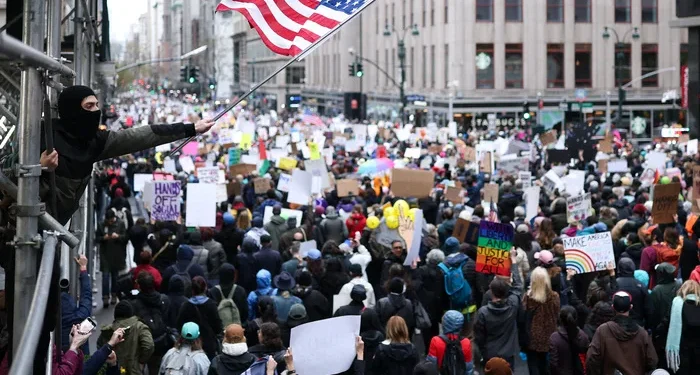 Milhões de americanos protestam contra Trump em todos os estados dos EUA sob o lema “No Kings”