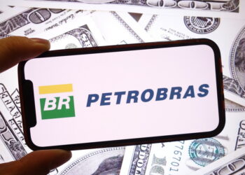 Nova política de preços da Petrobras faz gasolina superar cotações internacionais.