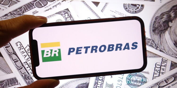 Nova política de preços da Petrobras faz gasolina superar cotações internacionais.