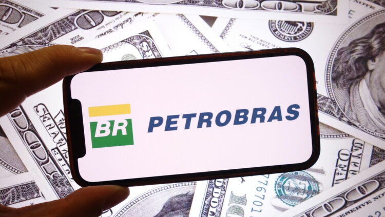 Nova política de preços da Petrobras faz gasolina superar cotações internacionais.