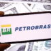 Nova política de preços da Petrobras faz gasolina superar cotações internacionais.