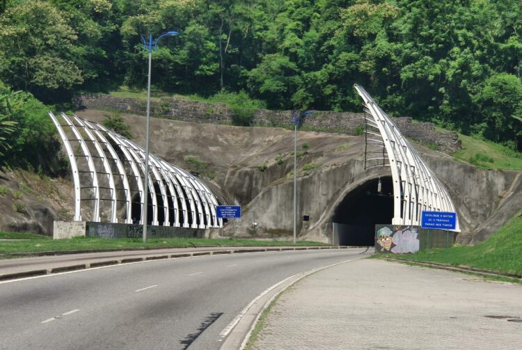 A CET-Rio programou interdições no Túnel José Alencar, no Elevado das Bandeiras e nos elevados Freyssinet e Rufino Pizarro entre quinta e sexta-feira. Desvios e ajustes semafóricos garantem fluidez no trânsito.