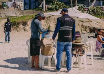 Curso gratuito prepara ambulantes de Cabo Frio para o verão com foco em higiene, atendimento e regularização.