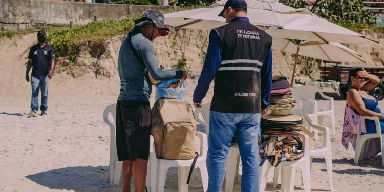 Curso gratuito prepara ambulantes de Cabo Frio para o verão com foco em higiene, atendimento e regularização.