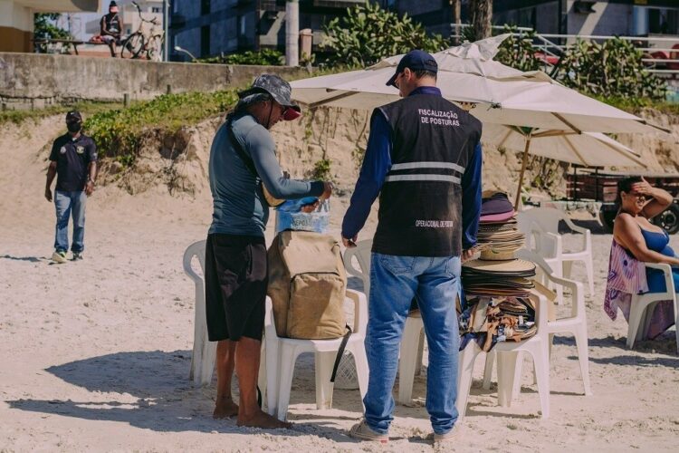 Curso gratuito prepara ambulantes de Cabo Frio para o verão com foco em higiene, atendimento e regularização.