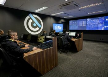 CIVITAS, iniciativa da Prefeitura do Rio, recebe prêmio internacional por soluções tecnológicas em segurança pública. Projeto integrará 20 mil câmeras inteligentes até 2028 e ampliará vigilância urbana.