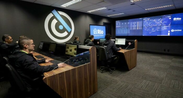 CIVITAS, iniciativa da Prefeitura do Rio, recebe prêmio internacional por soluções tecnológicas em segurança pública. Projeto integrará 20 mil câmeras inteligentes até 2028 e ampliará vigilância urbana.