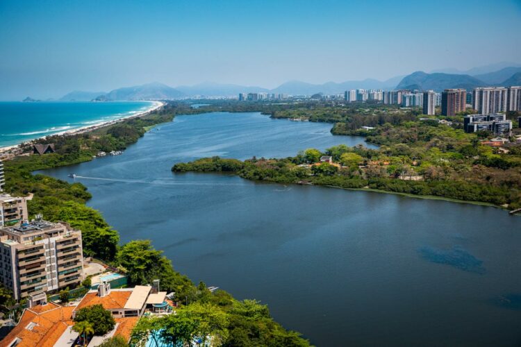 O Rio de Janeiro vai ganhar o Lagunar Marítima, novo sistema de transporte aquaviário com oito linhas, cinco terminais e seis estações. Expectativa é atender 85 mil pessoas por dia e reduzir o trânsito na Barra, Recreio e Jacarepaguá.